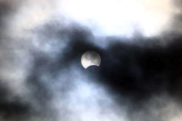Eclipse Sol Israel Junho 2020 Meio Uma Nuvem Neblina — Fotografia de Stock