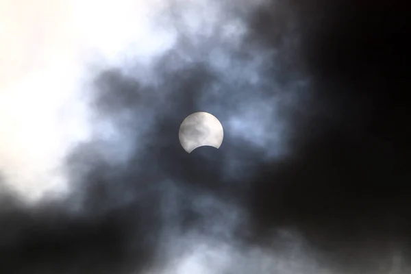 雲と霧の中の2020年6月21日のイスラエルの太陽の日食 — ストック写真