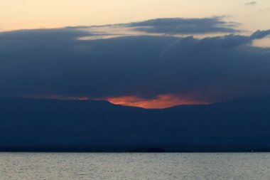 Güneş Ürdün 'deki dağların ardından yükselir ve Ölü Deniz' i aydınlatır. İsrail 'de sıcak yaz 
