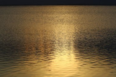 Güneş Ürdün 'deki dağların ardından yükselir ve Ölü Deniz' i aydınlatır. İsrail 'de sıcak yaz 