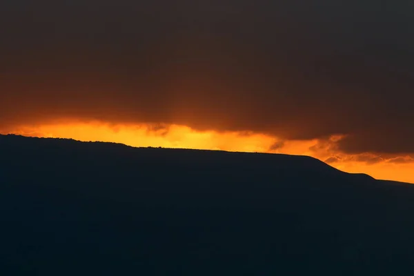 Die Sonne Geht Hinter Den Bergen Jordaniens Auf Und Erhellt — Stockfoto