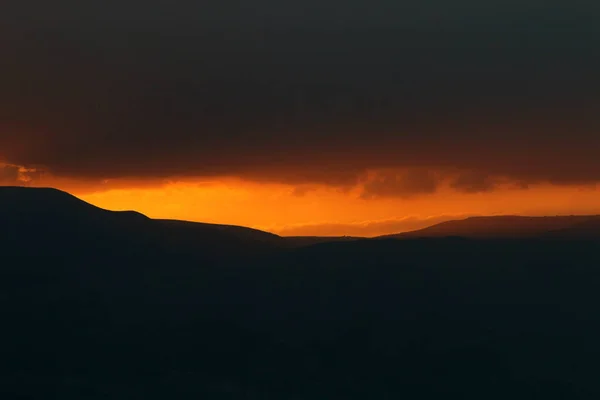 Die Sonne Geht Hinter Den Bergen Jordaniens Auf Und Erhellt — Stockfoto