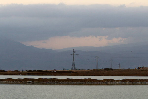 Солнце встает из-за гор в Иордании и освещает Мертвое море. Жаркое лето в Израиле
 
