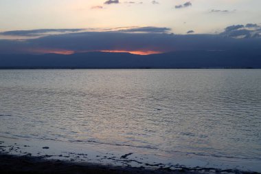 Güneş Ürdün 'deki dağların ardından yükselir ve Ölü Deniz' i aydınlatır. İsrail 'de sıcak yaz 