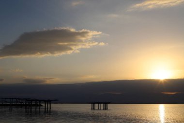 Güneş Ürdün 'deki dağların ardından yükselir ve Ölü Deniz' i aydınlatır. İsrail 'de sıcak yaz 