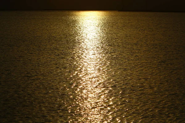 Slunce Vychází Zpoza Hor Jordánsku Osvětluje Mrtvé Moře Horké Léto — Stock fotografie