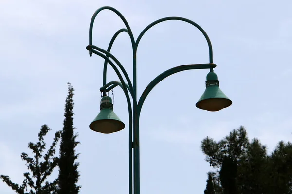 Ηλεκτρικός Λαμπτήρας Εγκατεστημένος Πάρκο Της Πόλης Στο Βόρειο Ισραήλ — Φωτογραφία Αρχείου