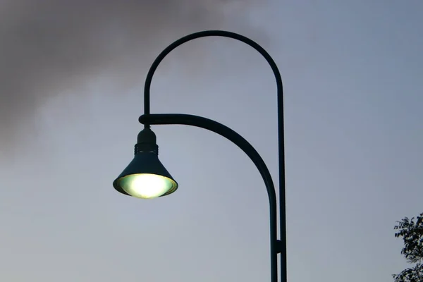 Lampe Électrique Installée Dans Parc Urbain Dans Nord Israël — Photo