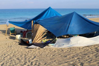 Kuzey İsrail 'de Akdeniz kıyısında bir sahilde bir çadır kuruluyor. 