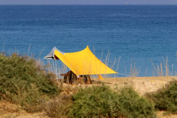 Una Tienda Campaña Encuentra Una Playa Orillas Del Mar Mediterráneo — Foto de Stock