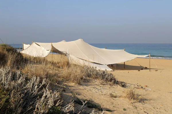 Палатка Стоит Пляже Берегу Средиземного Моря Севере Израиля — стоковое фото