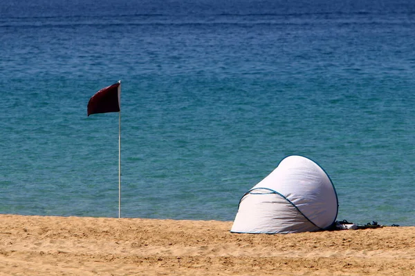 Una Tienda Campaña Encuentra Una Playa Orillas Del Mar Mediterráneo —  Fotos de Stock