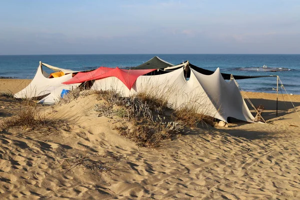 Палатка Стоит Пляже Берегу Средиземного Моря Севере Израиля — стоковое фото