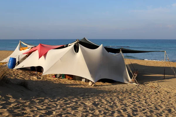 Uma Tenda Fica Uma Praia Nas Margens Mar Mediterrâneo Norte — Fotografia de Stock