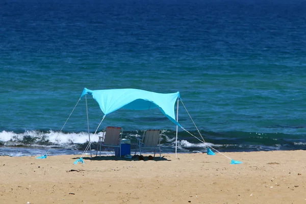 Una Tienda Campaña Encuentra Una Playa Orillas Del Mar Mediterráneo —  Fotos de Stock