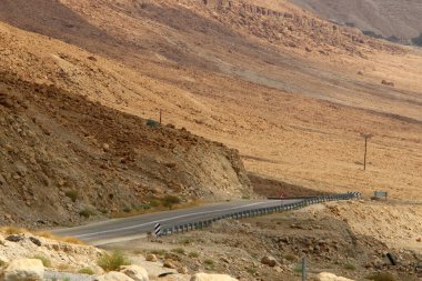 İsrail 'de kuzeyden güneye asfalt yol. İsrail 'de sıcak yaz 
