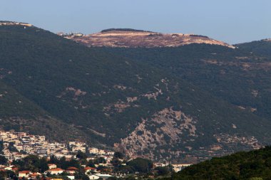 İsrail 'in kuzeyindeki dağlarda küçük bir kasabada manzara. İsrail 'de sıcak yaz 