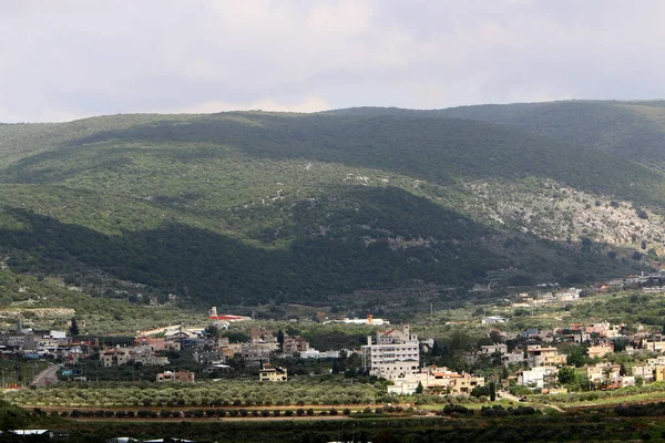 イスラエル北部の山の中の小さな町の風景 イスラエルの暑い夏 — ストック写真