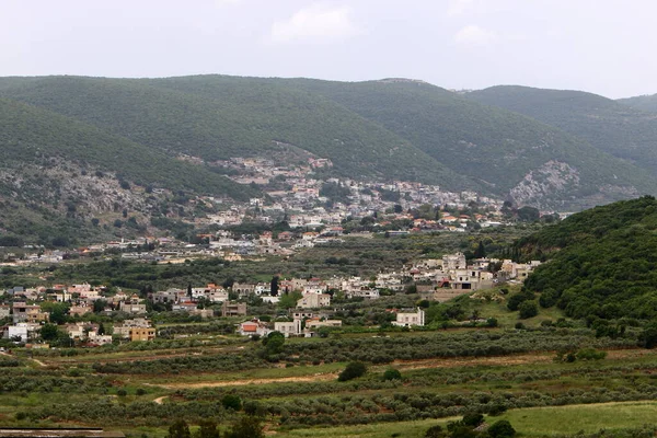 Paisaje Una Pequeña Ciudad Las Montañas Norte Israel Verano Caliente —  Fotos de Stock