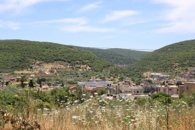 İsrail 'in kuzeyindeki dağlarda küçük bir kasabada manzara. İsrail 'de sıcak yaz 