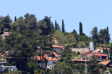 İsrail 'in kuzeyindeki dağlarda küçük bir kasabada manzara. İsrail 'de sıcak yaz 