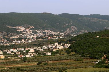 İsrail 'in kuzeyindeki dağlarda küçük bir kasabada manzara. İsrail 'de sıcak yaz 