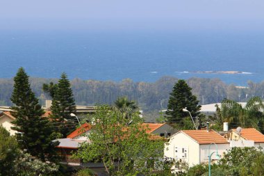 İsrail 'in kuzeyindeki dağlarda küçük bir kasabada manzara. İsrail 'de sıcak yaz 