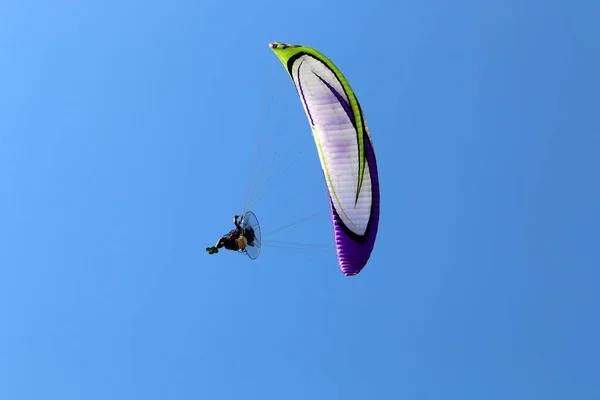 Ein Mann Fliegt Mit Einem Flügel Über Das Mittelmeer Heißer — Stockfoto