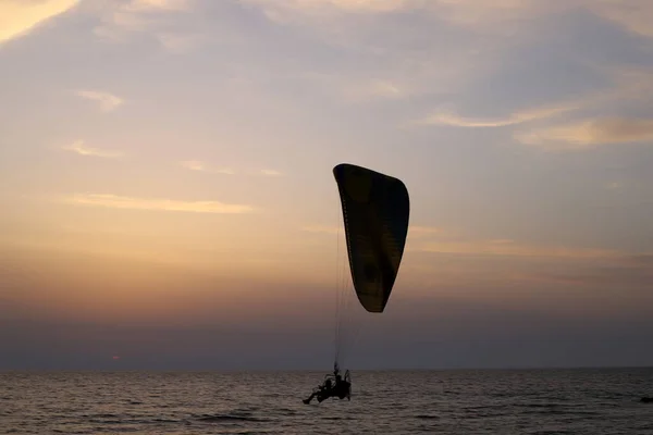 男は地中海の上の翼の上を飛ぶ イスラエルの暑い夏 — ストック写真