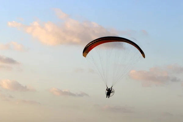 Ένας Άντρας Πετάει Πάνω Από Μεσόγειο Ζεστό Καλοκαίρι Στο Ισραήλ — Φωτογραφία Αρχείου