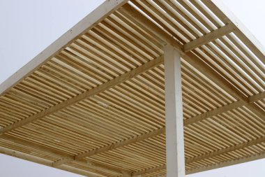 İsrail 'de deniz kenarındaki bir parktaki sıcak güneşten bir gölgelik. İsrail 'de sıcak yaz 