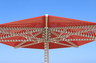 İsrail 'de deniz kenarındaki bir parktaki sıcak güneşten bir gölgelik. İsrail 'de sıcak yaz 