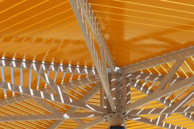 İsrail 'de deniz kenarındaki bir parktaki sıcak güneşten bir gölgelik. İsrail 'de sıcak yaz 