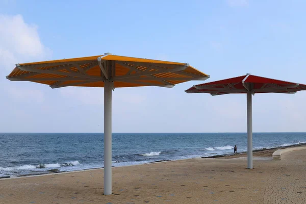 Ein Vordach Vor Der Heißen Sonne Einem Stadtpark Meer Israel — Stockfoto