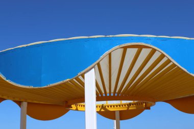 İsrail 'de deniz kenarındaki bir parktaki sıcak güneşten bir gölgelik. İsrail 'de sıcak yaz 