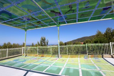 İsrail 'de deniz kenarındaki bir parktaki sıcak güneşten bir gölgelik. İsrail 'de sıcak yaz 