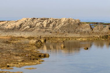 İsrail devletinin kuzeyindeki Akdeniz 'in kıyısı. İsrail 'de sıcak yaz 
