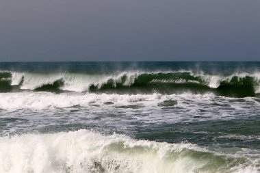 İsrail devletinin kuzeyindeki Akdeniz 'in kıyısı. İsrail 'de sıcak yaz 
