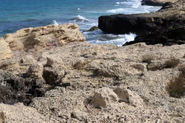 İsrail devletinin kuzeyindeki Akdeniz 'in kıyısı. İsrail 'de sıcak yaz 