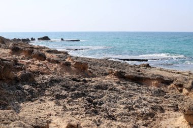 İsrail devletinin kuzeyindeki Akdeniz 'in kıyısı. İsrail 'de sıcak yaz 