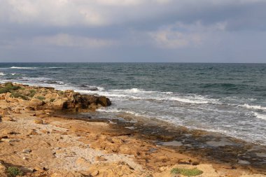 İsrail devletinin kuzeyindeki Akdeniz 'in kıyısı. İsrail 'de sıcak yaz 