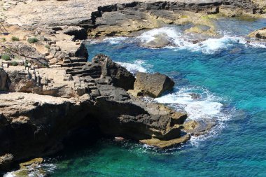 İsrail 'in kuzeyindeki Akdeniz kıyılarında taş ve deniz kabukları. İsrail 'de sıcak yaz 