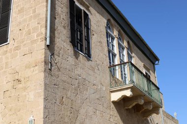 İsrail 'in büyük kentindeki konutlarda mimari detaylar. İsrail 'de sıcak yaz 