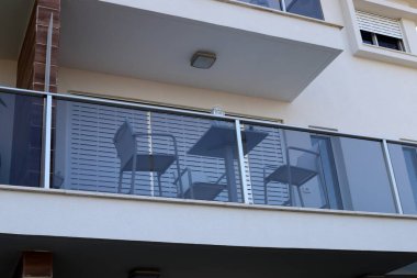 İsrail 'in büyük kentindeki konutlarda mimari detaylar. İsrail 'de sıcak yaz 