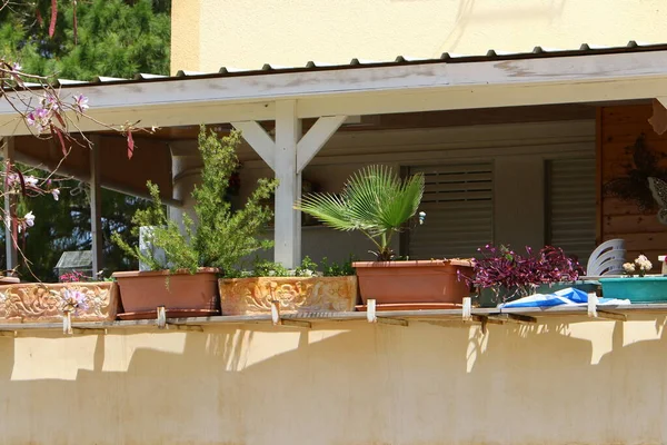 İsrail 'in büyük kentindeki konutlarda mimari detaylar. İsrail 'de sıcak yaz 