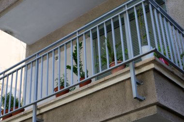 İsrail 'in büyük kentindeki konutlarda mimari detaylar. İsrail 'de sıcak yaz 