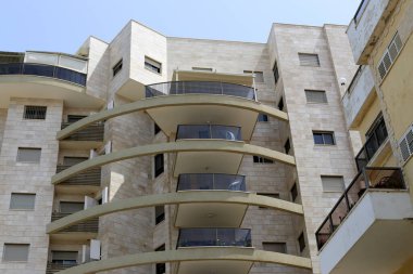 İsrail 'in büyük kentindeki konutlarda mimari detaylar. İsrail 'de sıcak yaz 