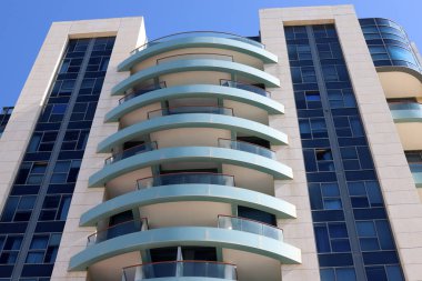 İsrail 'in büyük kentindeki konutlarda mimari detaylar. İsrail 'de sıcak yaz 