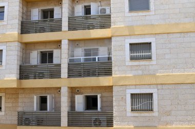 İsrail 'in büyük kentindeki konutlarda mimari detaylar. İsrail 'de sıcak yaz 