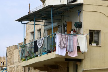 İsrail 'in büyük kentindeki konutlarda mimari detaylar. İsrail 'de sıcak yaz 